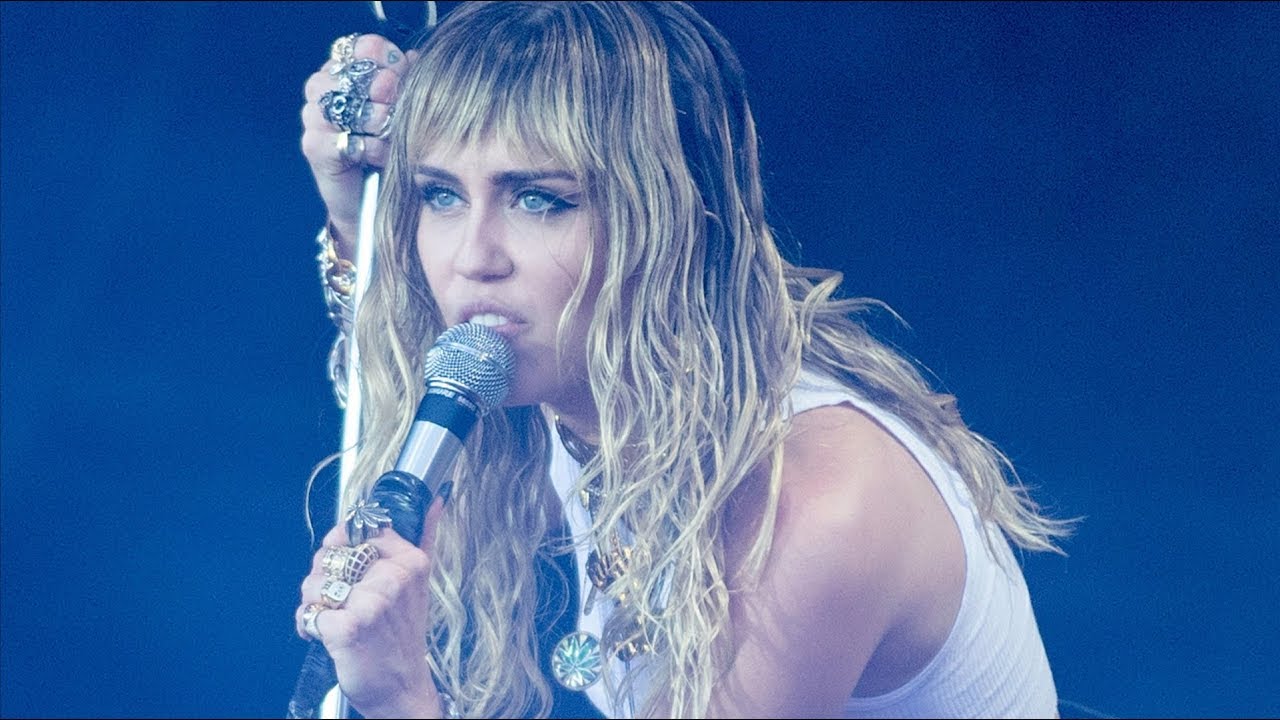 MILEY CYRUS Is Working On An Album Of METALLICA Covers