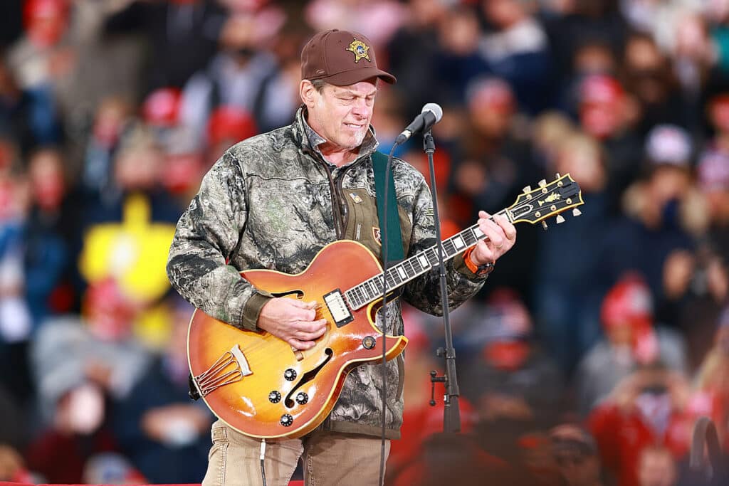 Video TED NUGENT Plays National Anthem At TRUMP Rally; Calls Him
