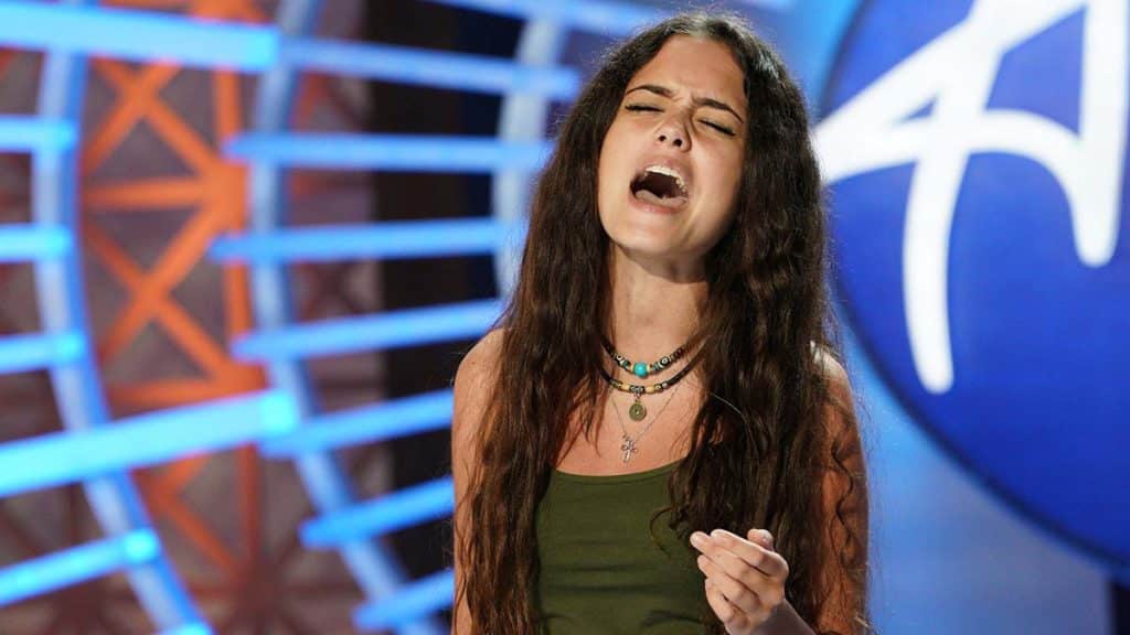 american idol motley crue girl, Video: Teen Girl Sings A Cappella Version Of MÖTLEY CRÜE’s ‘Live Wire’ On ‘American Idol’