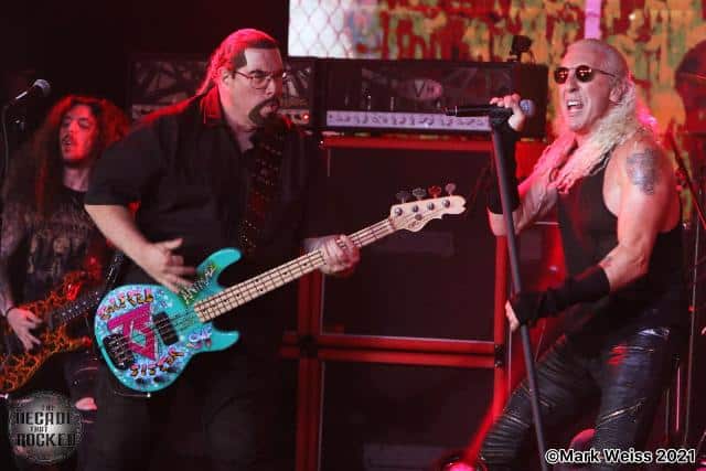 Watch DEE SNIDER Perform TWISTED SISTER’s ‘Under The Blade’ With MARK MENDOZA At Long Island Show