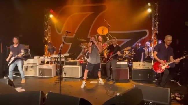foo fighters live 2021, Watch FOO FIGHTERS cover QUEEN’s ‘Somebody To Love’ In California Club
