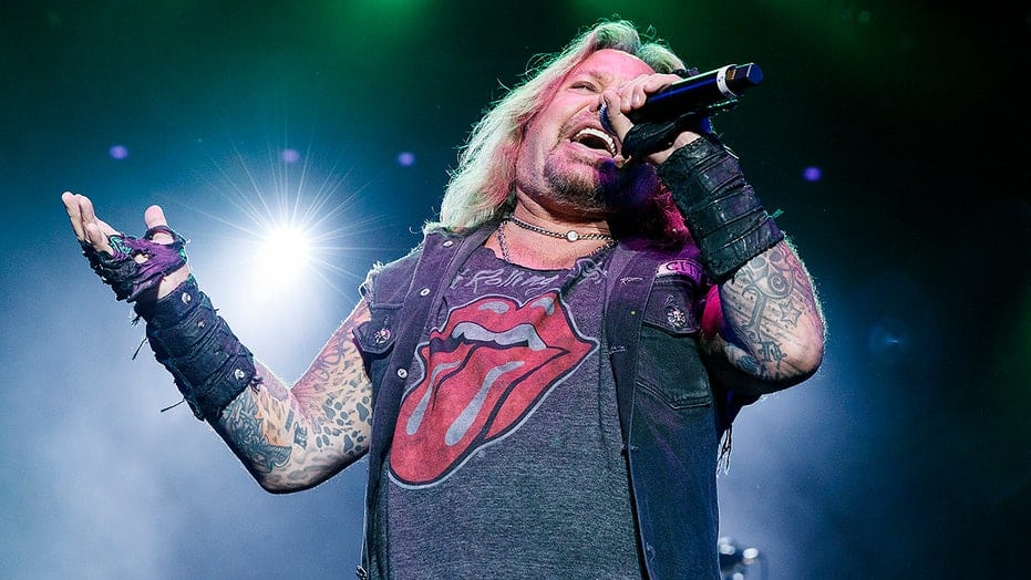 VIDEO: VINCE NEIL Returns To Performing Live After That Disastrous Iowa Festival Gig