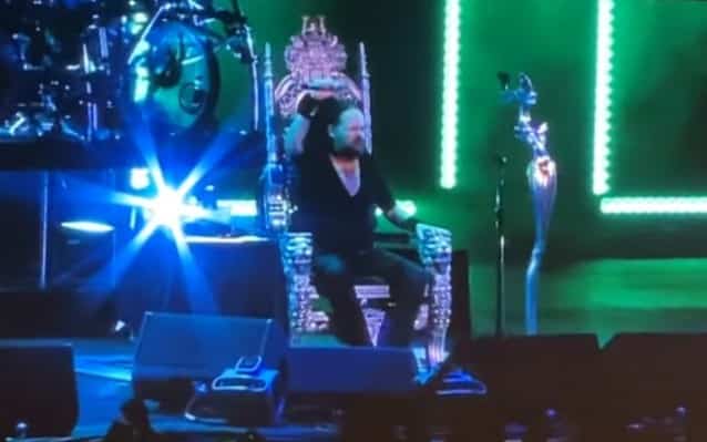 KORN’s JONATHAN DAVIS Performing With A Throne As He Deals With Virus ‘After-Effects’