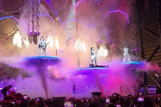 Video: GENE SIMMONS Barely Avoids Fall During Platform Failure KISS’s Concert In Tampa