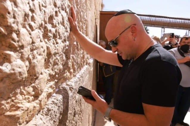 DISTURBED Singer DAVID DRAIMAN Lights A Candle At The Western Wall In Jerusalem