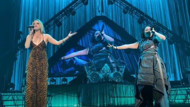 EVANESCENCE’s AMY LEE And HALESTORM’s LZZY HALE Cover LINKIN PARK’s ‘Heavy’ Live