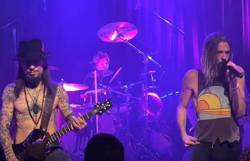 Video: DAVE NAVARRO, TAYLOR HAWKINS And His 14 Year Old Son Cover ‘Ziggy Stardust’