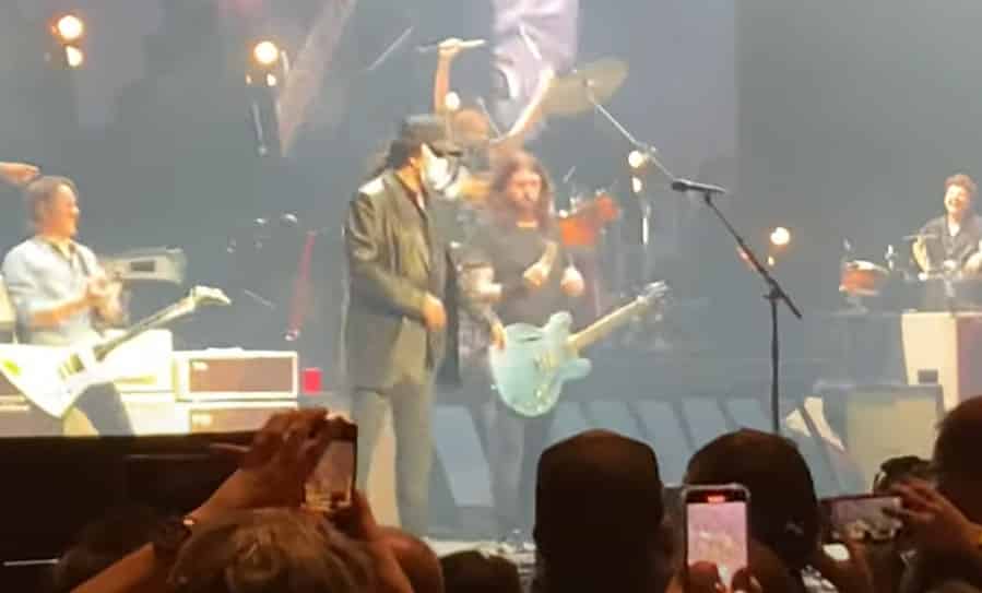 Video: FOO FIGHTERS Bring GENE SIMMONS On Stage During Las Vegas Show