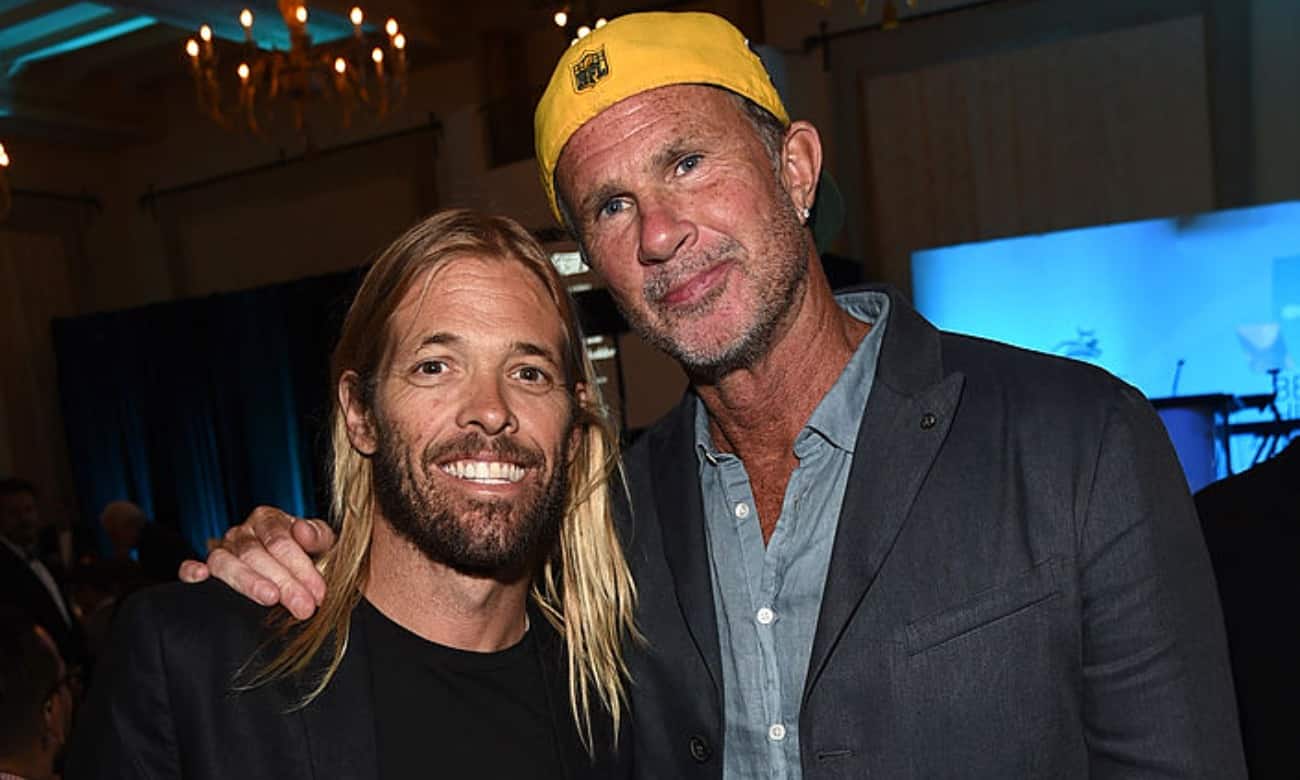 RED HOT CHILI PEPPERS Drummer CHAD SMITH Honors TAYLOR HAWKINS In New Video