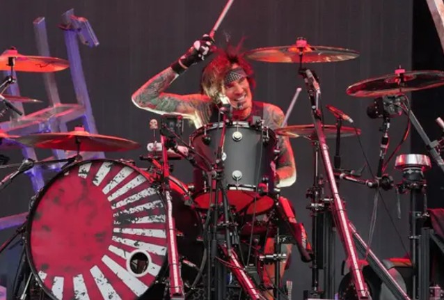 tommy lee motley crue broken ribs, TOMMY LEE Plays First Full Performance With MÖTLEY CRÜE On ‘The Stadium Tour’