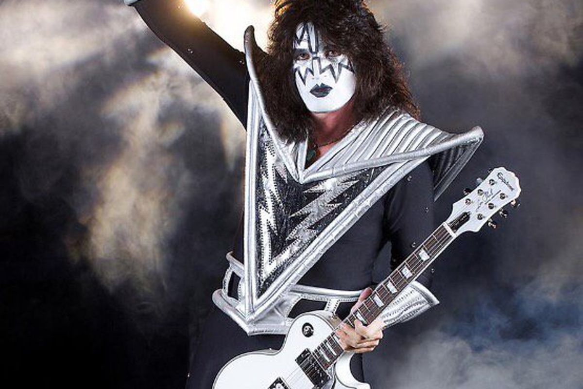 tommy-thayer-kiss-2022