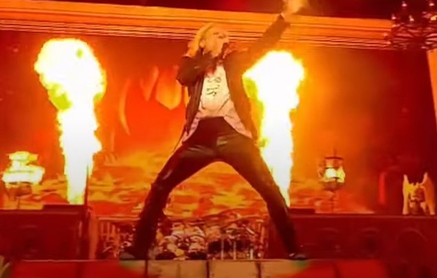 bruce dickinson greek fan flare, Video: IRON MAIDEN’s BRUCE DICKINSON Blasts Concert Goer For Lighting Flare During Athens Concert