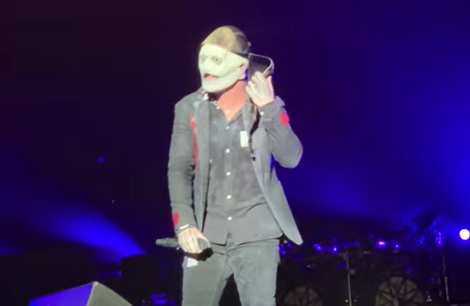 slipknot machaca festival mexico, Video: Female SLIPKNOT Fan Throws Her Bra At COREY TAYLOR During Mexico Concert