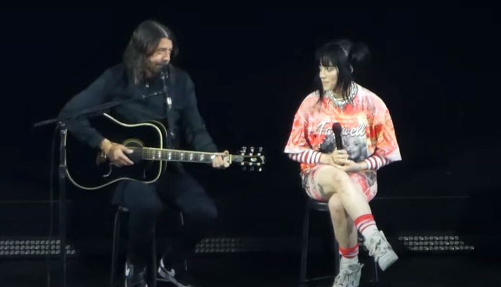 dave grohl,dave grohl billie eilish,foo fighters drummer,taylor hawkins tribute,foo fighters taylor hawkins,billie eilish dave grohl, Video: DAVE GROHL Joins BILLIE EILISH Onstage For ‘My Hero’ Duet In Los Angeles