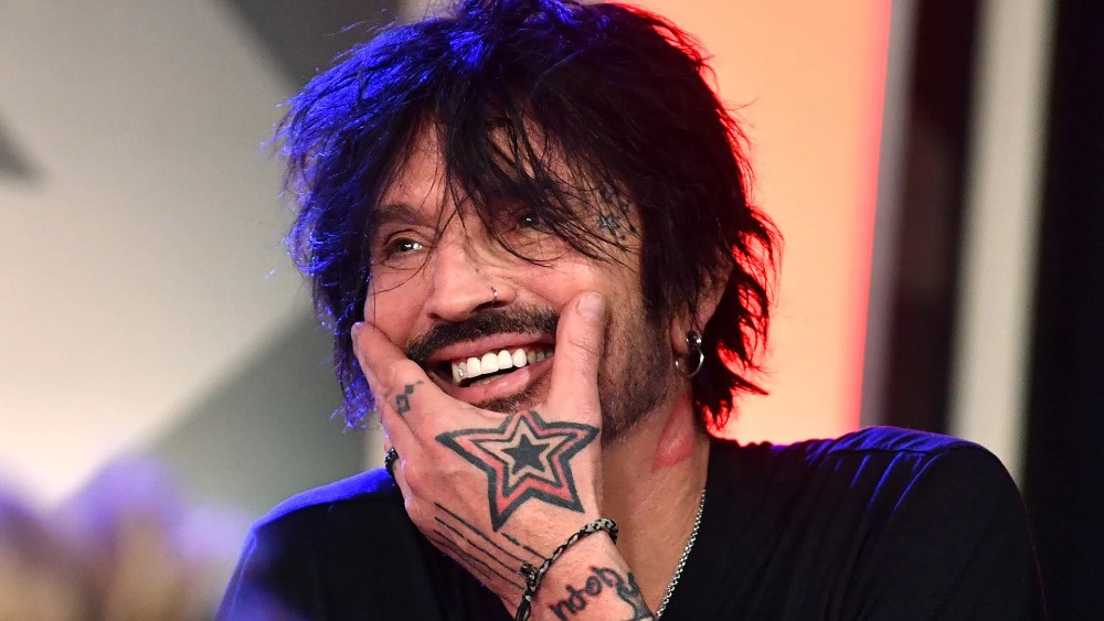motley crue,tommy lee,brittany furlan,tommy lee brittany furlan,motley crue members,motley crue songs,motley crue tour,motley crue tour 2023,motley crue drummer,tommy lee wife,tommy lee's wife,tommy lee motley crue, MÖTLEY CRÜE: TOMMY LEE Brings Wife BRITTANY FURLAN Onstage To Flash Audience