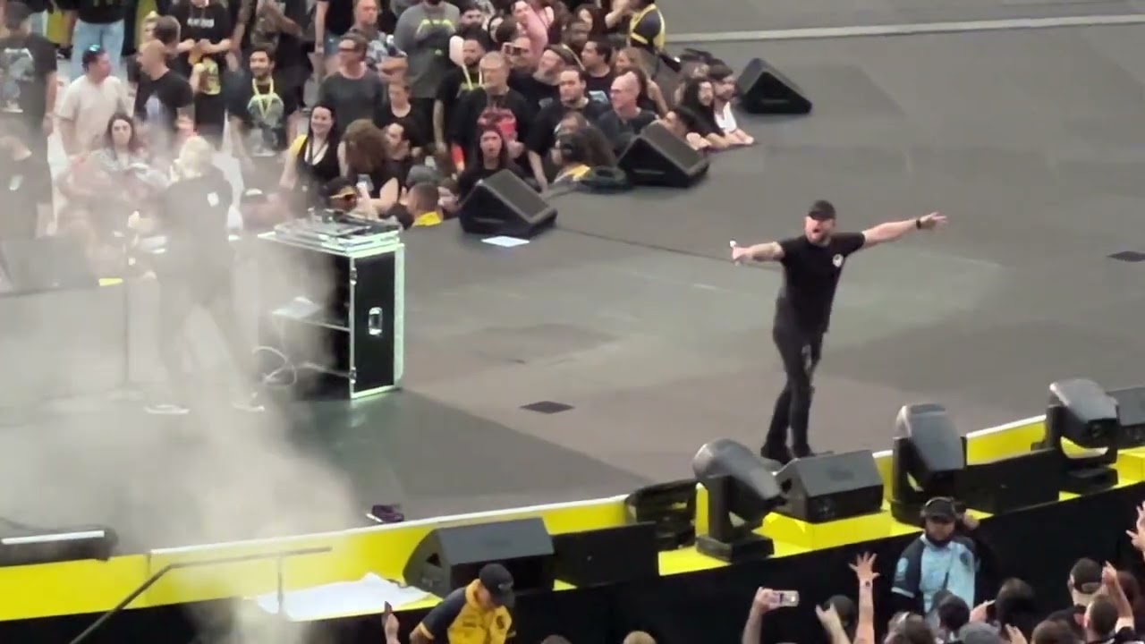 Video Thumbnail: Five Finger Death Punch [live] – Inside Out