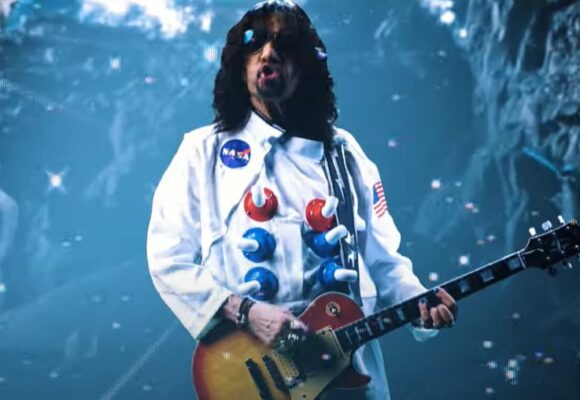 ace frehley,ace frehley 10000 volts,ace frehley tour,ace frehley walking on the moon,ace frehley songs,ace frehley new album,ace frehley wife,ace frehley net worth,ace frehley solo album,ace frehley kiss,kiss ace frehley,new ace frehley album,new ace frehley song,ace frehley guitar,ace frehley guitarist,ace frehley track listing, ACE FREHLEY Releases Hilarious Music Video For &#8216;Walkin&#8217; On The Moon&#8217;